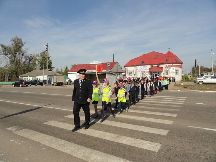 Сотни юных жителей Марий Эл изучают безопасные маршруты с «Шагающим автобусом»